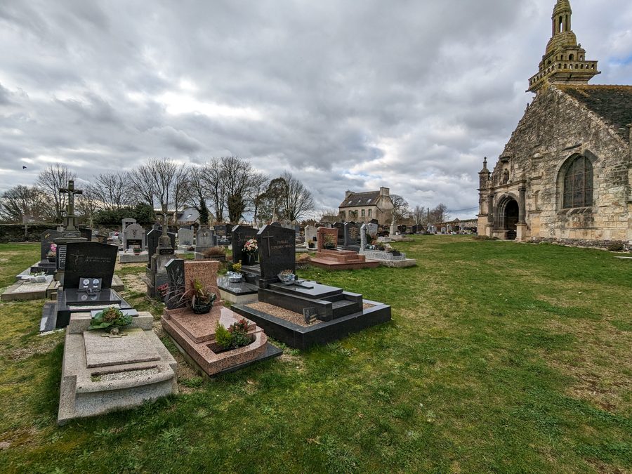 Friedhof und Kirche Sainte-Pitère in Le Tréhou