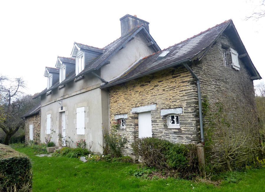Maison éclusière de Nénez à Lennon, en bordure du canal de Nantes à Brest