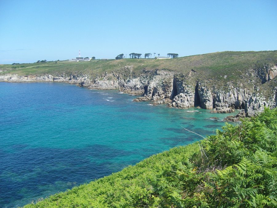 Falaises rocheuses de Porsmoguer à Ploumoguer avec le phare de Trézien au loin