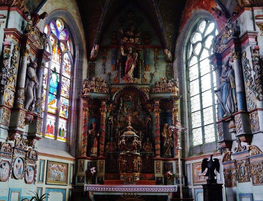 Chor der Kirche Saint-Mélar in Locmélar