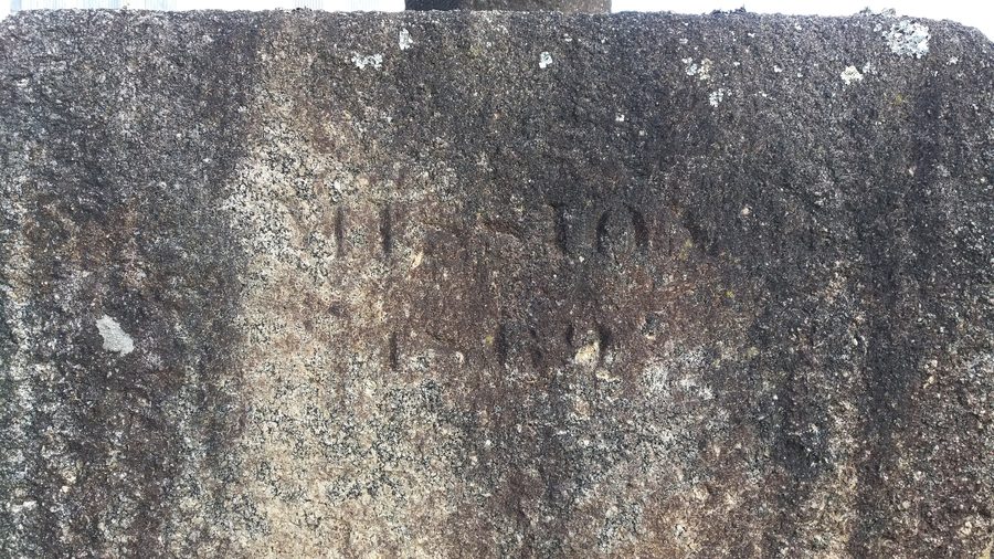 Südlicher Kalvarienberg im Pfarrbezirk von Pencran mit Inschrift von 1889