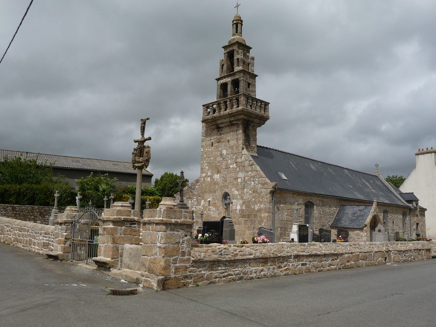 Pfarrkirche und Kalvarienberg in Loc-Brévalaire im Finistère