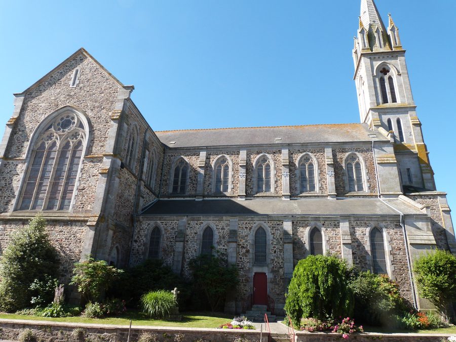 Außenansicht der Kirche Saint-Pierre in Sévignac im Département Côtes-d’Armor