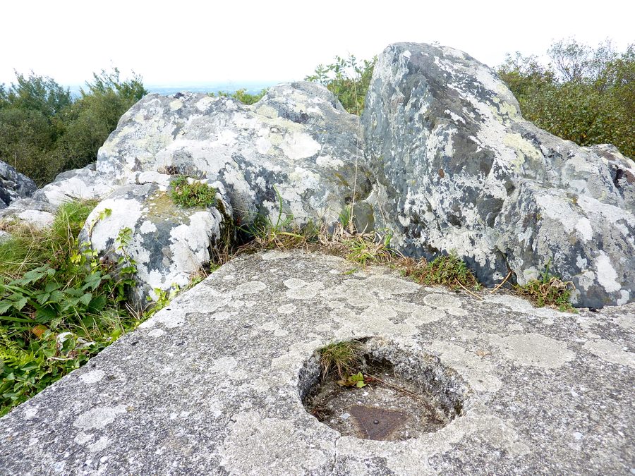 Gipfel des Roc'h Toullaëron in den Montagnes Noires bei Spézet mit geodätischem Vermessungspunkt im Vordergrund