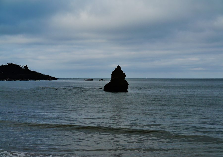 Felsen vor dem Strand der Mine d'Or in Pénestin