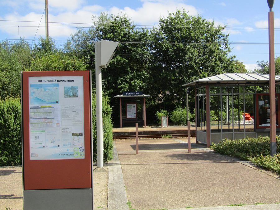 Entrée de la gare de Bonnemain vue depuis le parking