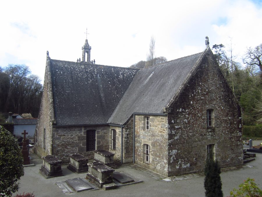Außenansicht der Kirche Saint-Tugdual in Trébabu im Finistère