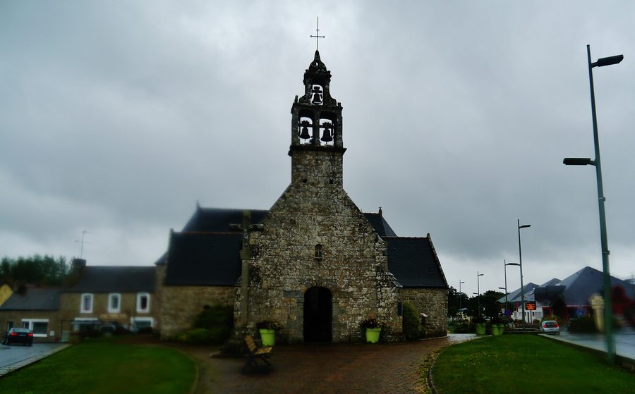 Außenfassade der Kirche Saint-Tugdual in Pabu, Bretagne
