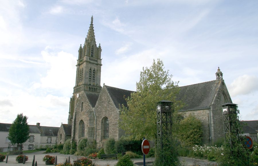 Außenansicht der Kirche Saint-Jean-de-Beverley im Ortszentrum von Saint-Jean-Brévelay