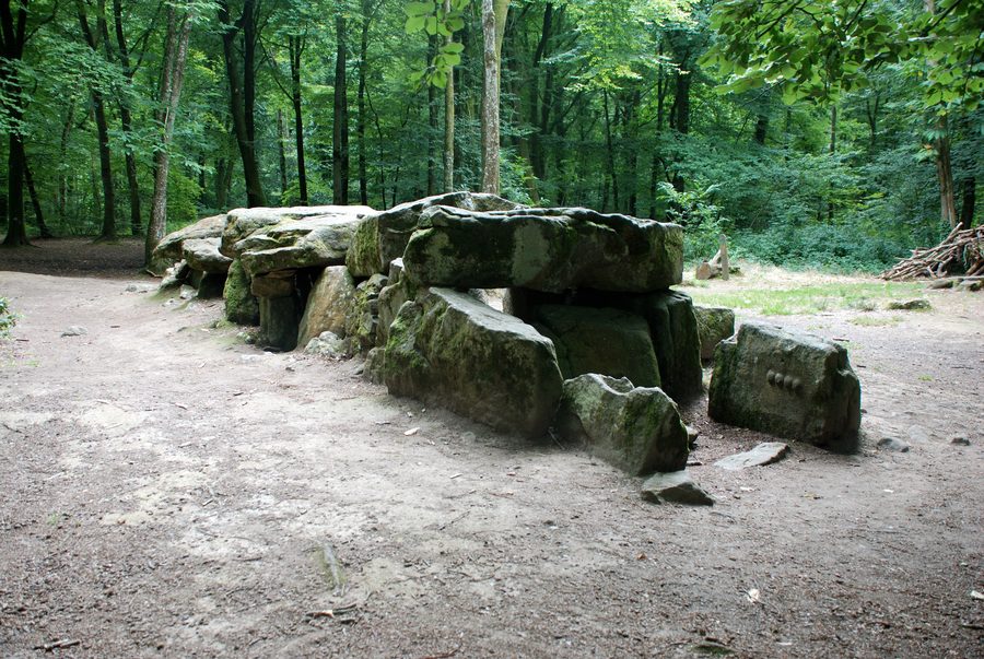 Maison des Fées im Wald von Mesnil bei Tressé
