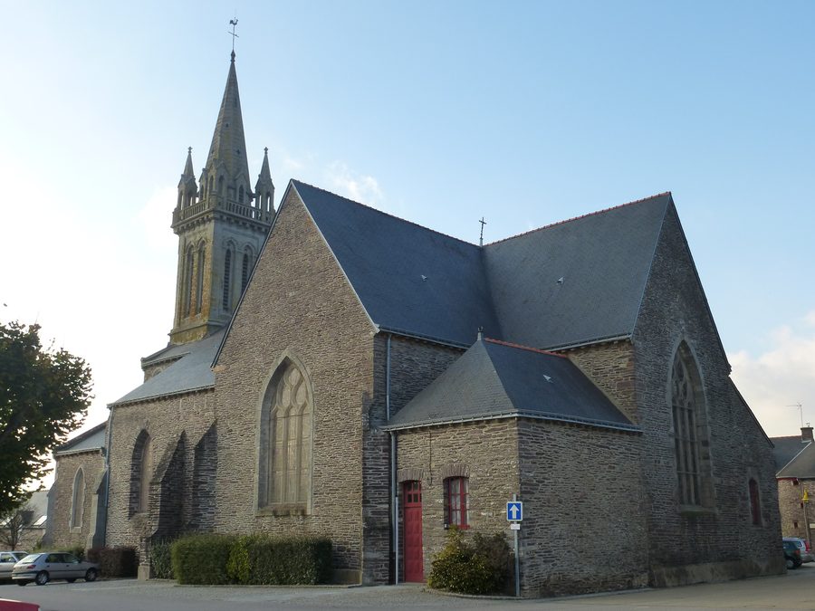 Außenansicht der Église Saint-Pierre in Beignon