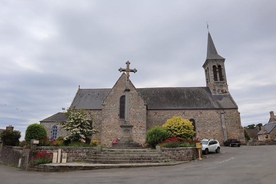 Kirche Saint-Martin im Ortskern von Noyal-sous-Bazouges im Département Ille-et-Vilaine