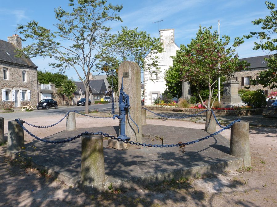 Brunnen im Ortszentrum von Lanvollon in den Côtes-d’Armor