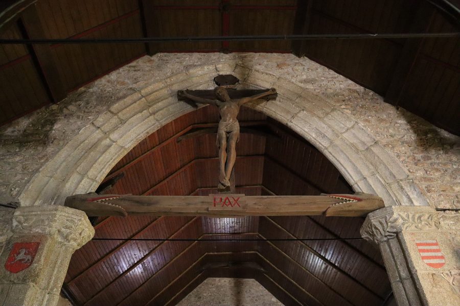 Innenraum der Kirche Saint-Marc in Saint-Marc-sur-Couesnon mit Triumphbogen und Lettnerbalken