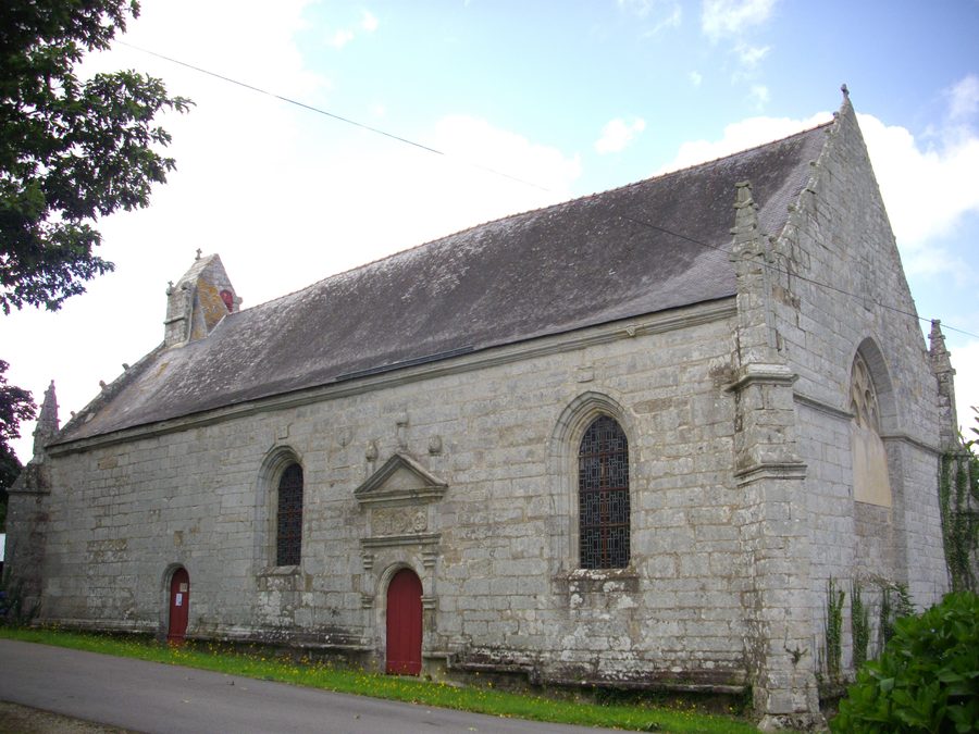 Außenansicht der Chapelle Notre-Dame de Kerdroguen in Colpo, Morbihan