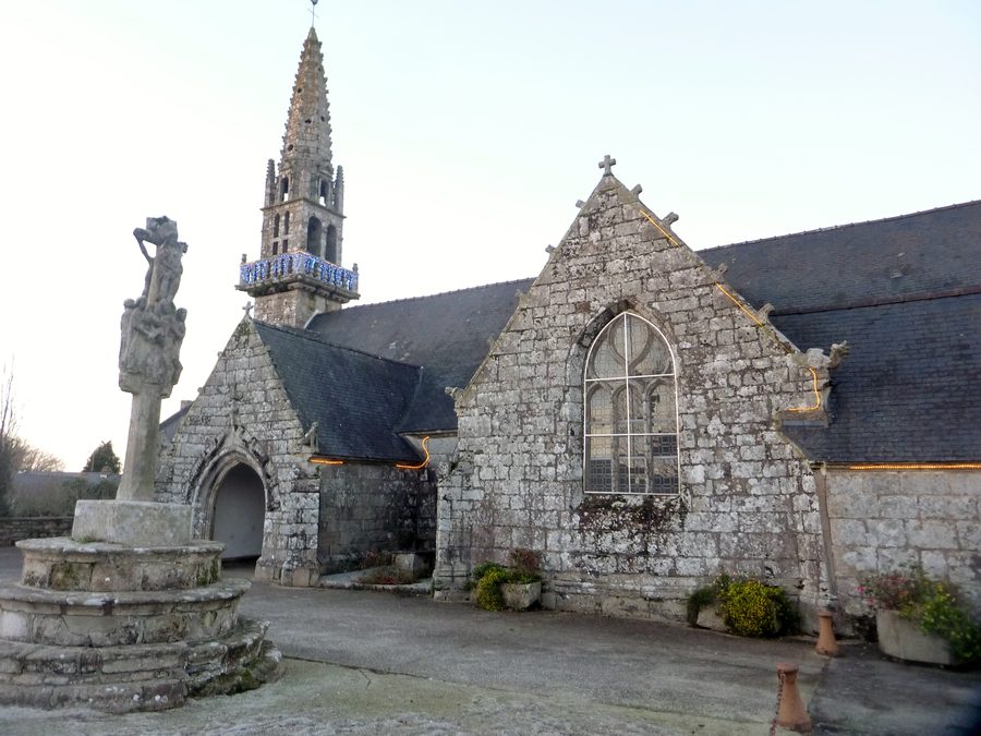Église paroissiale Saint-Théleau de Leuhan, avec le calvaire
