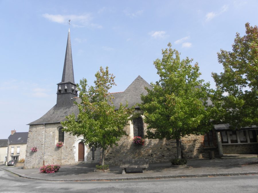 Außenansicht der Kirche Saint-Donatien–Saint-Rogatien in Poligné