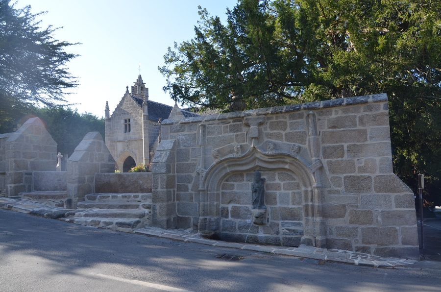 Kirche Saint-Ivy mit historischem eingefriedetem Kirchhof in Loguivy-lès-Lannion