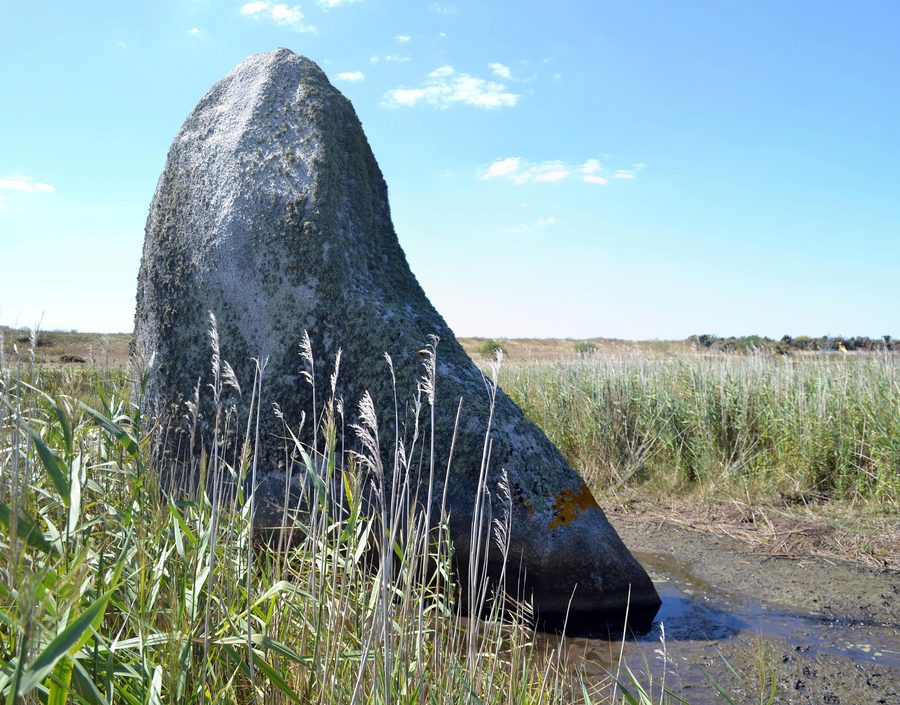 Menhir de Lehan à Treffiagat dans le Finistère, France.