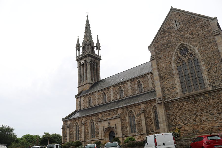 Façade sud de l'église de Plouguiel dans les Côtes-d'Armor