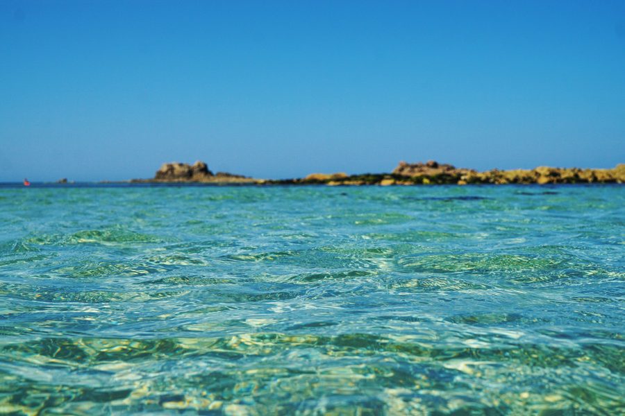 Küstenlandschaft von Port-Blanc in Penvénan mit Meer und vorgelagerten Inseln