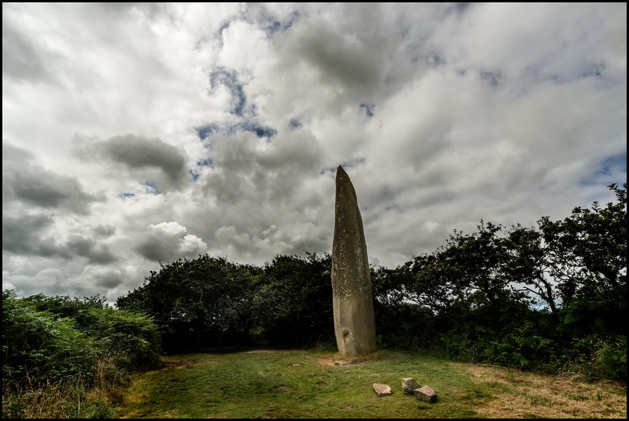 Der Menhir von Kerloas steht auf einer Wiese in Plouarzel.