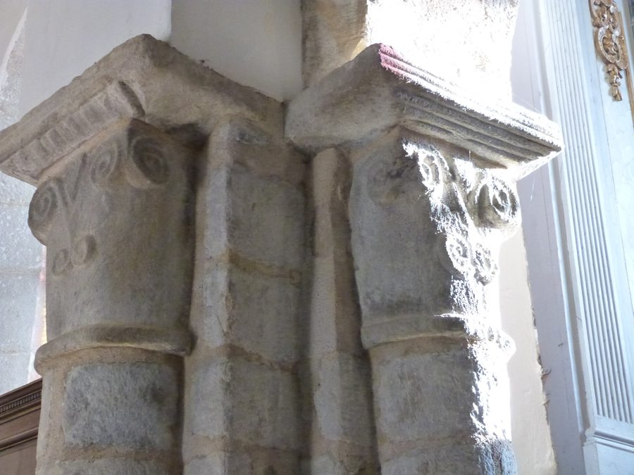 Kapitelle der Kirche Saint-Guénolé in Locquénolé