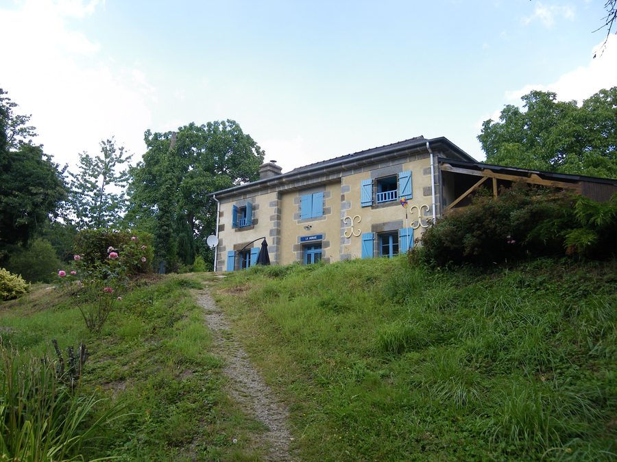 Kanalbereich der Onze écluses bei Hédé-Bazouges mit einem ehemaligen Schleusenwärterhaus