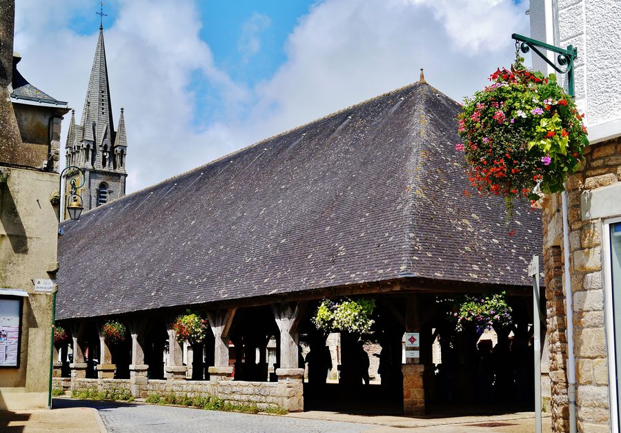 Historische Markthalle von Questembert im Département Morbihan in der Bretagne