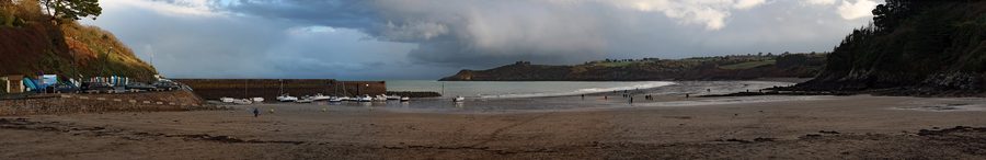 Panoramablick auf den Hafen und den Strand von Bréhec in der Bretagne