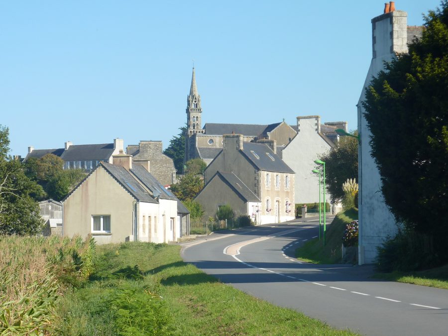 Le bourg de Botsorhel vu du sud, à un carrefour de routes