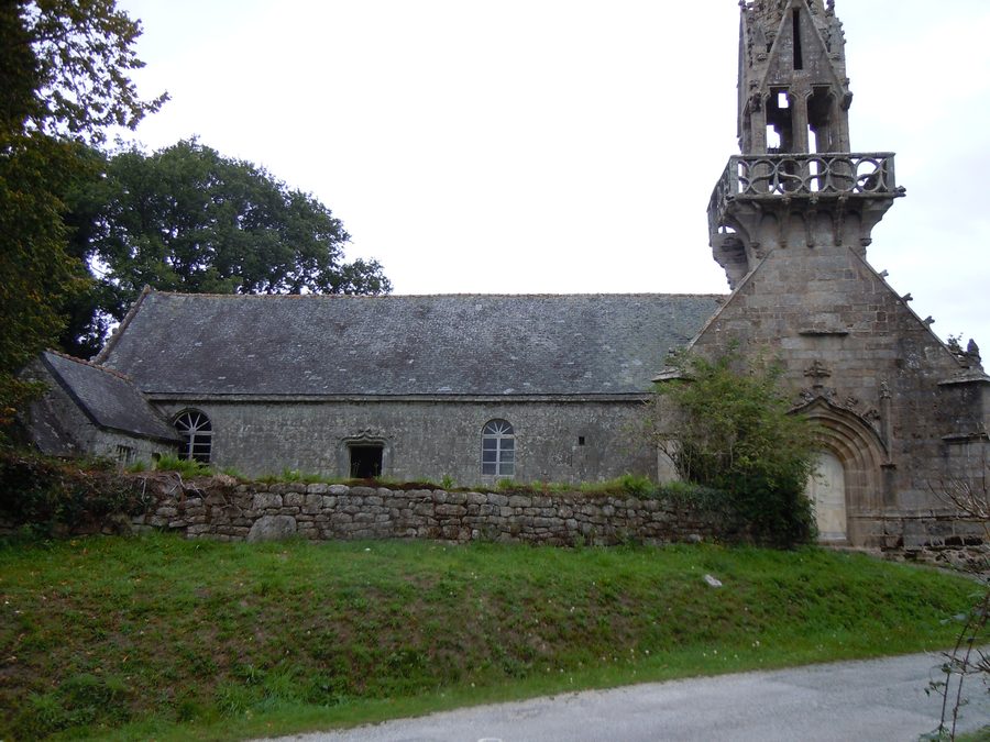 Pignon flamboyant de la chapelle Saint-Yves de Lignol dans le Morbihan