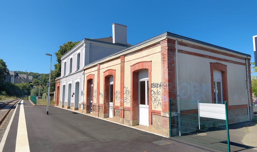 Alter SNCF-Bahnhof in Plancoët in der Bretagne