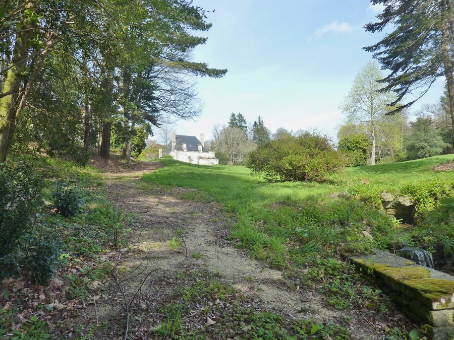 Odet-Ästuar bei Gouesnach mit dem Manoir de Lanhuron im Hintergrund