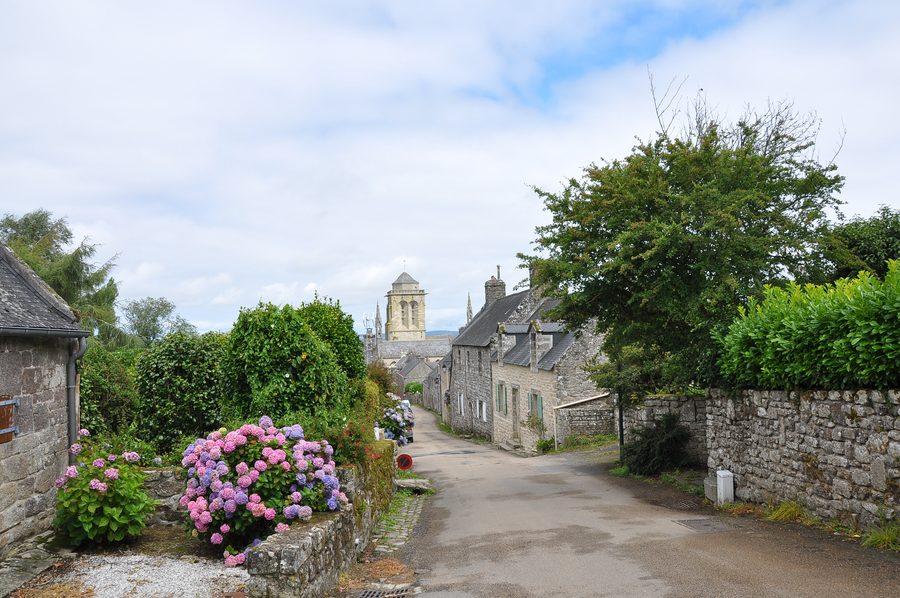 Historischer Weg in Locronan mit dem Turm der Kirche Saint-Ronan im Hintergrund