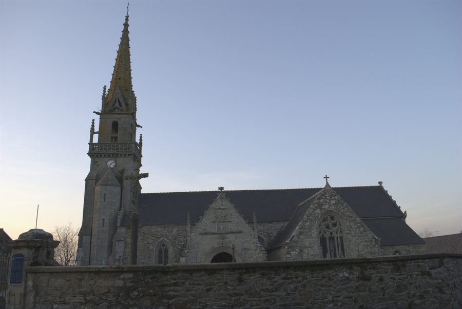 Außenansicht der Église Saint-Fiacre im Ort Saint-Fiacre in den Côtes-d’Armor