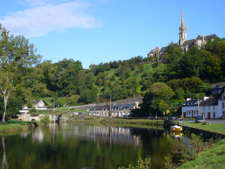 Châteauneuf-du-Faou sur l'Aulne, en aval de la jonction avec le canal de Nantes à Brest