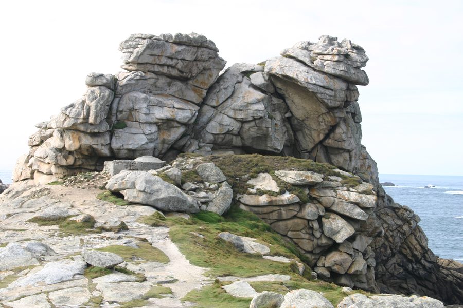 Felsen am Küstenweg bei Landunvez in der Bretagne