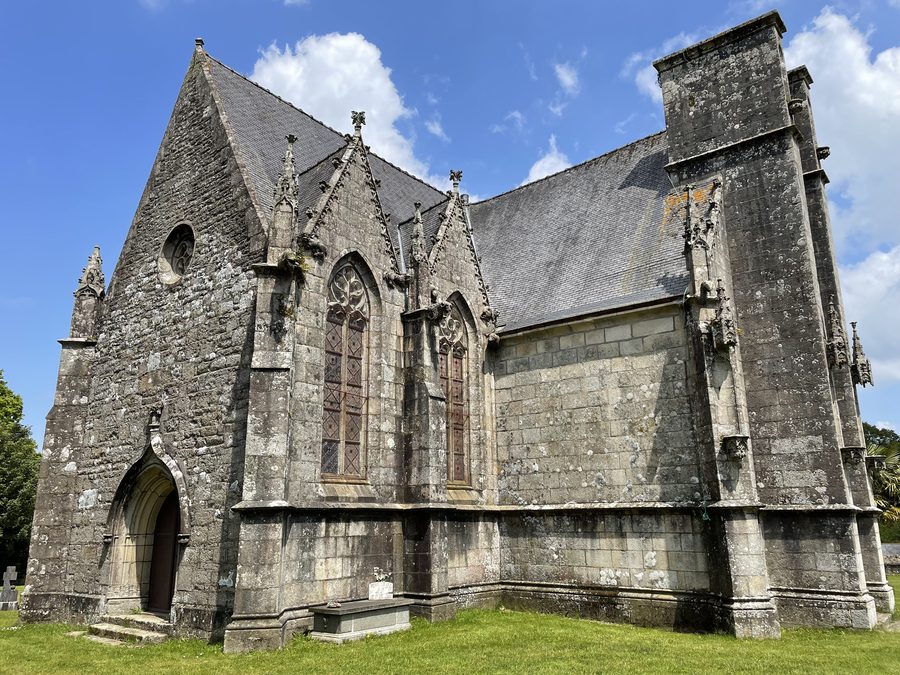 Ancienne église Saint-Ivy de Loguivy-Plougras, avec son clocher, sa nef et son transept