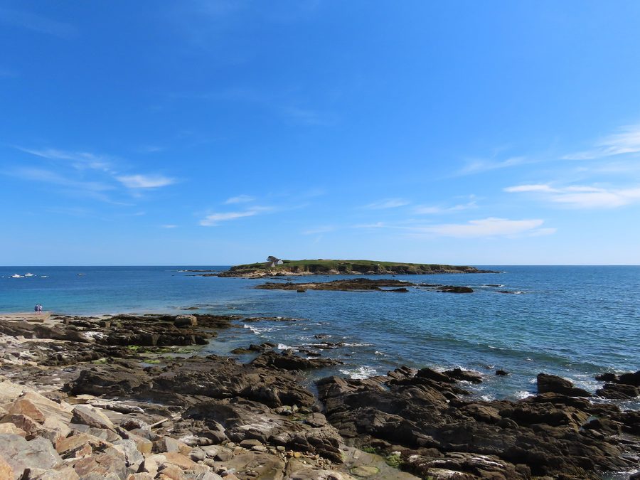Blick auf die Île Raguénez vor der Küste von Névez im Finistère