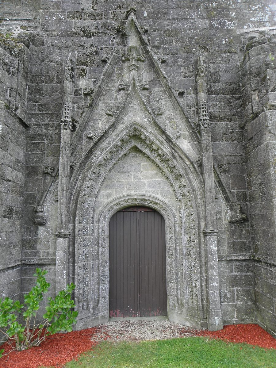 Porte occidentale de la chapelle Saint-Germain en Plogastel-Saint-Germain