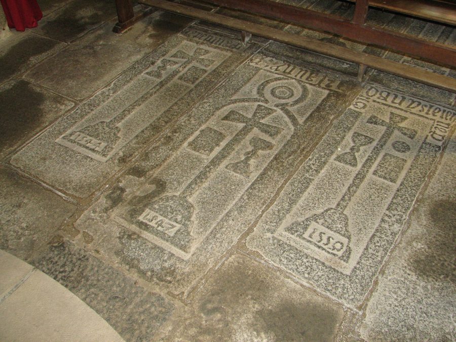 Tombes dans l'église de Saint-Pierre-de-Plesguen