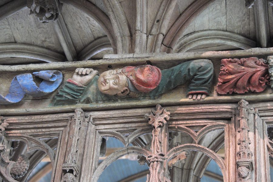 Lettner in der Kapelle Saint-Fiacre in Le Faouët im Département Morbihan
