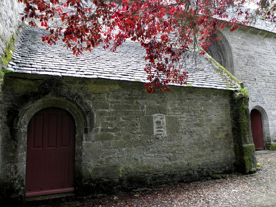 Nordseite der Chapelle Notre-Dame-de-Kersaint in Landunvez