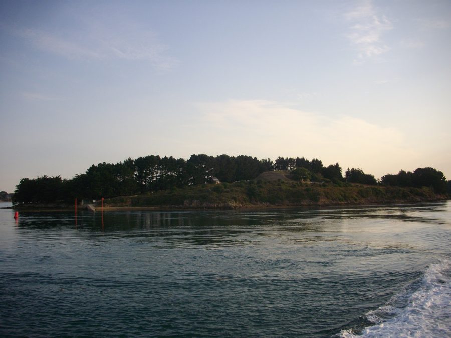 Blick auf die Insel Gavrinis im Golf von Morbihan bei Larmor-Baden