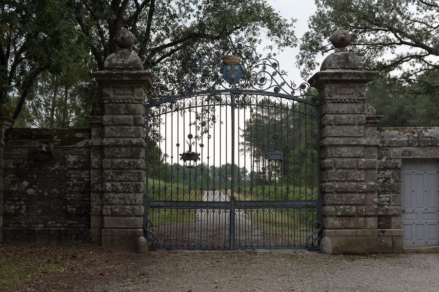 Haupttor des Château de la Grée de Callac an der D 118A