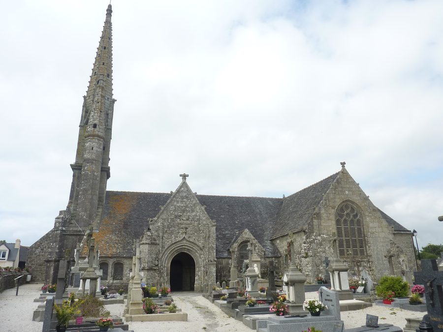 Südansicht der Kirche Saint-Germain in Kerlaz vom Friedhof aus, links das Beinhaus