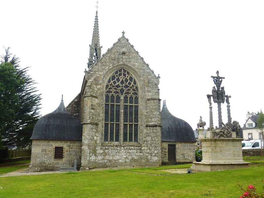 L’église paroissiale de Cléden-Poher et son calvaire