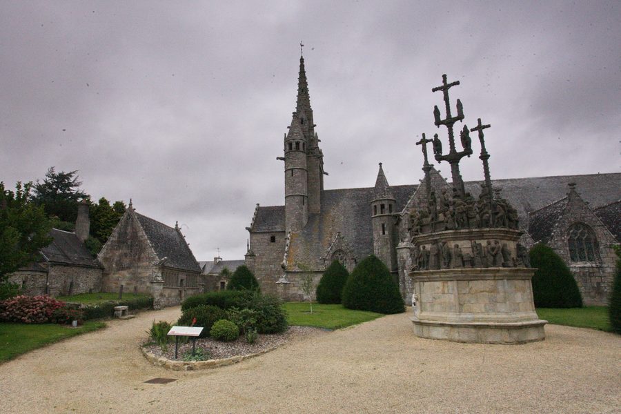 Enclos paroissial de Plougonven avec l'église et le calvaire