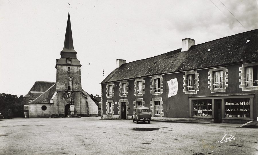 Historische Ansicht der Place de l’église im Ortskern von Saint-Thélo um 1925